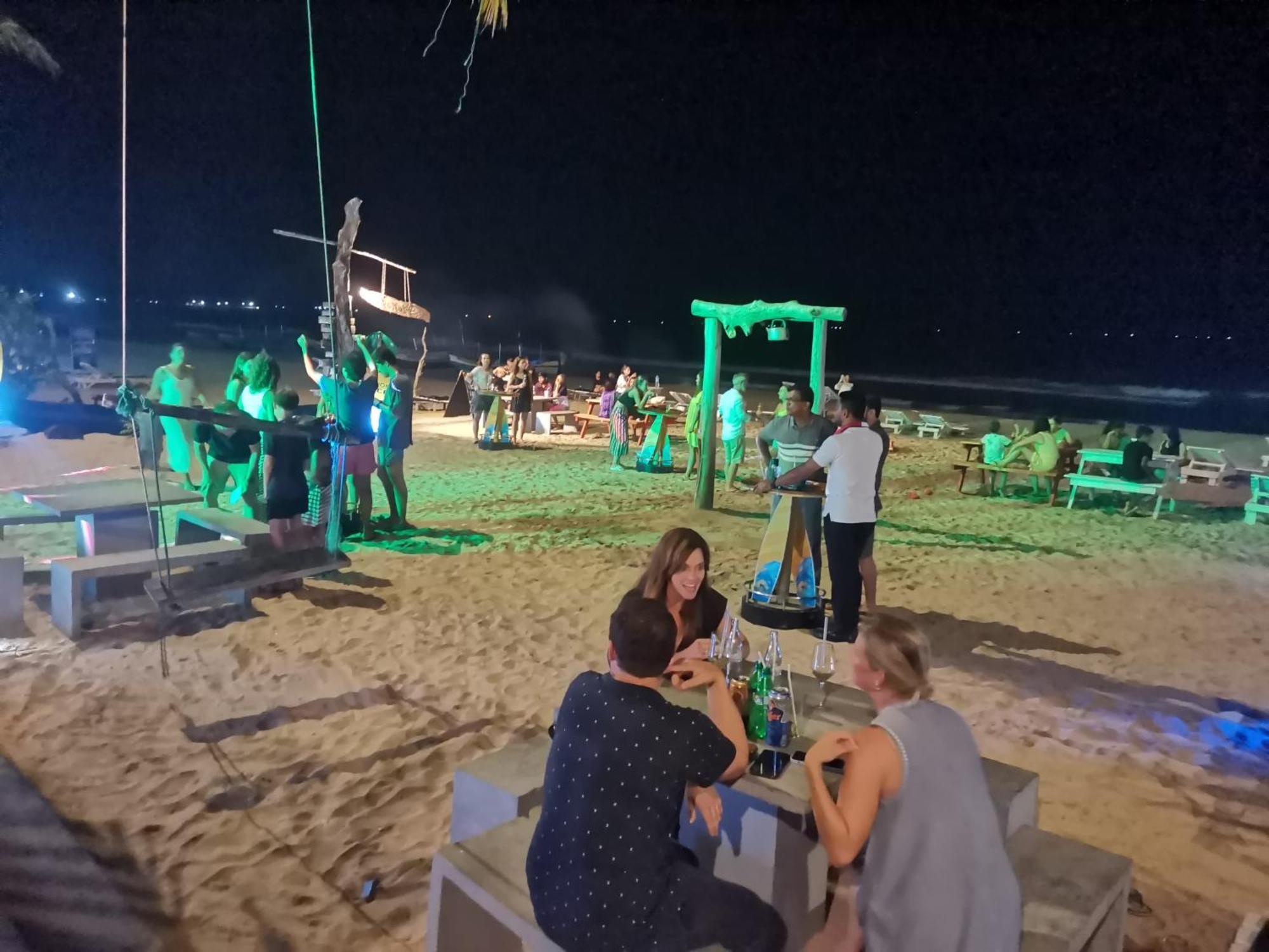 Surf Reef Beach Тринкомали Экстерьер фото